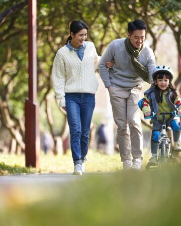 Young,Asian,Family,Enjoying,Outdoor,Activity,In,City,Park