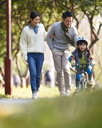 Young,Asian,Family,Enjoying,Outdoor,Activity,In,City,Park